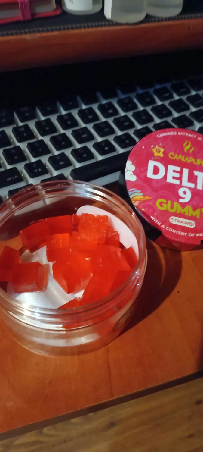 CANAPUFF THCv Strawberry gummies 10 stk jordbær